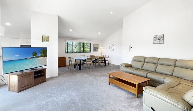 Beachside 3-Bed Apartment with Garage Parking