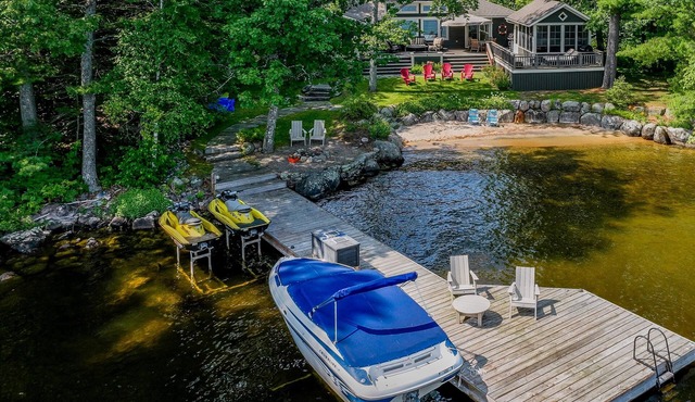 Beautiful 6 bed, 3 bath on Lake Muskoka, All Season! Sun all Day! Sand Beach! in Gravenhurst