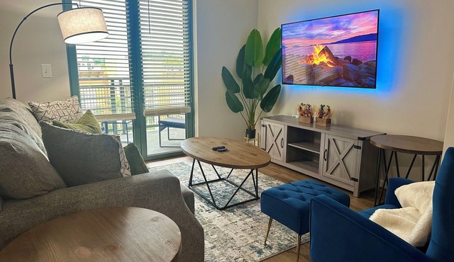 Beautiful Arlington Apartment with Pool & free Parking! in Arlington