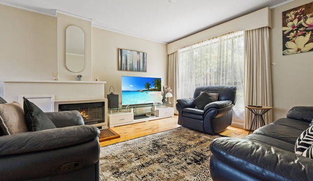 Beautiful Home just minutes walk from the city.