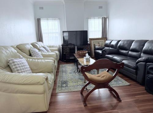 Beautiful Room with Private Bathroom - Prime Location & Close to Shops