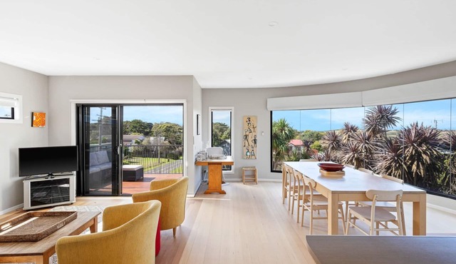 Beautiful spacious pet friendly home next to the ocean in Smiths Beach