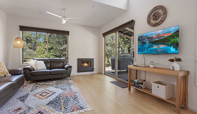 Beluga - Waterfront Retreat: Secluded lodges perfect for nature lovers in Forge Creek