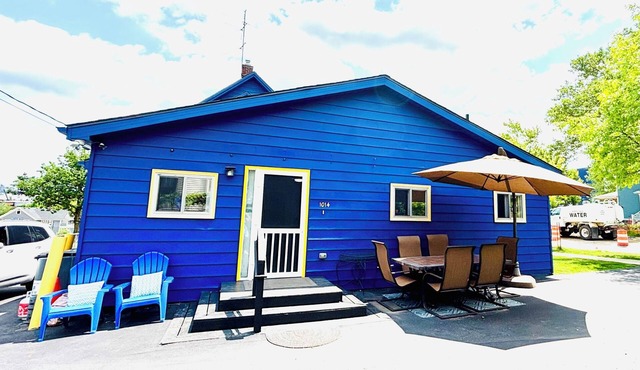 Big Blue Backside, 5 bedroom upscale living across from UM Stadium & Crisler in Ann Arbor