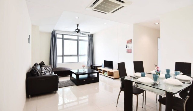 Bright 3BR Apt FREE Parking Near Lalaport KLCC