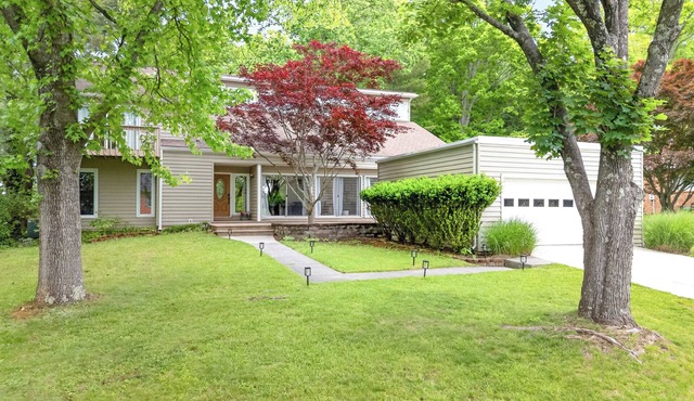 Bright 5BR Blacksburg Retreat Big Windows, Patio & Firepit Near VT in Blacksburg