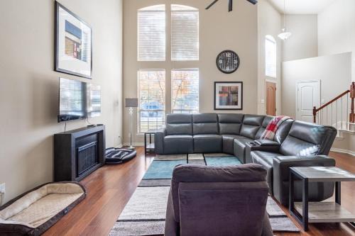 Bright and Spacious 3 Bedroom Townhome, Minutes from DFW Airport in Irving