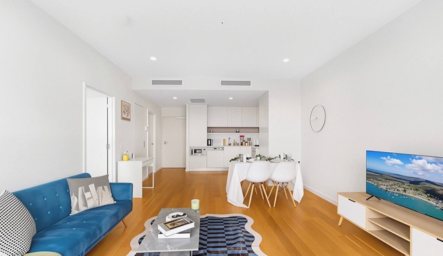 Bright & Spacious 1BR w/Pool, Gym, Metro in MQ