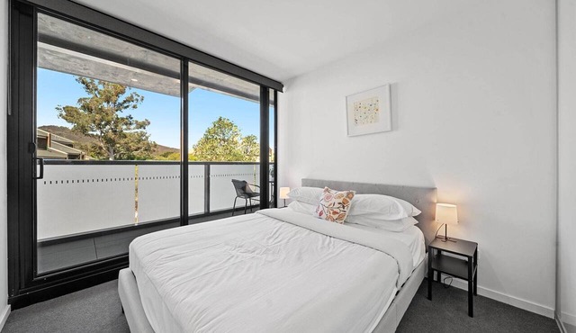 Bright Unit with Secure Parking and Garden Access