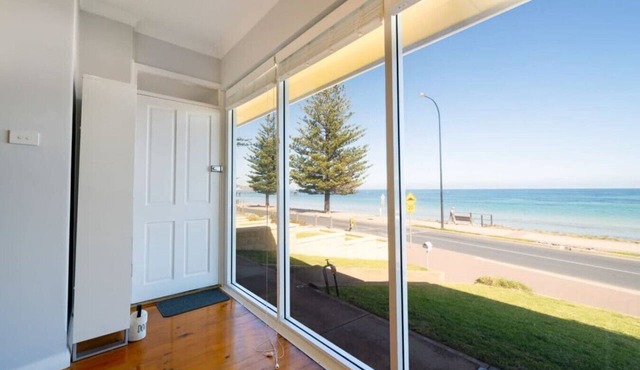 Brighton Beachfront Sanctuary - Retro Coastal Charm in Brighton