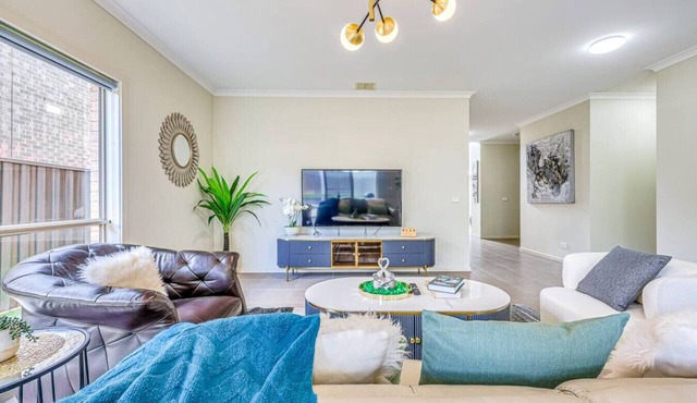 Broadstone PC 9-bed 5-bathroom Luxe Family House Double Storey