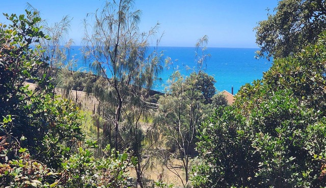 Bronte Beach Coastal Escape. 200 Steps to Bronte Beach. 2 bedrooms + 1 bathroom.