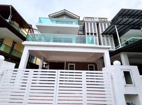 Cameron Three Storey Semi-D at Barrington Home