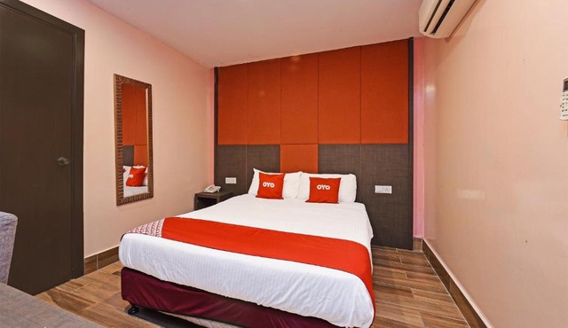 Capital O 90574 Hotel Glo