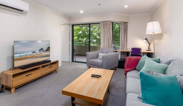 Central 2-bed Apartment with Gym and Spa in Braddon