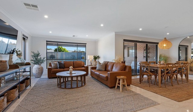 Central Haven close to town with swimming pool in Yarrawonga