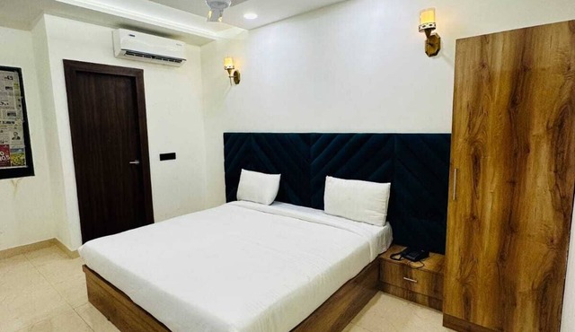 Charming 1-bedroom hotel in delightful Agra with AC and attached washroom
