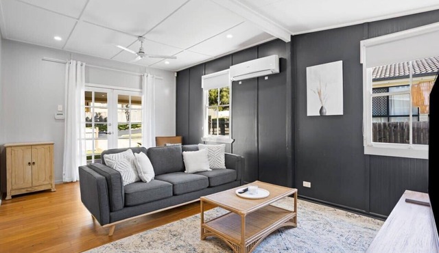 Charming 2-Bed Cottage Near Local Shops in Mitchelton