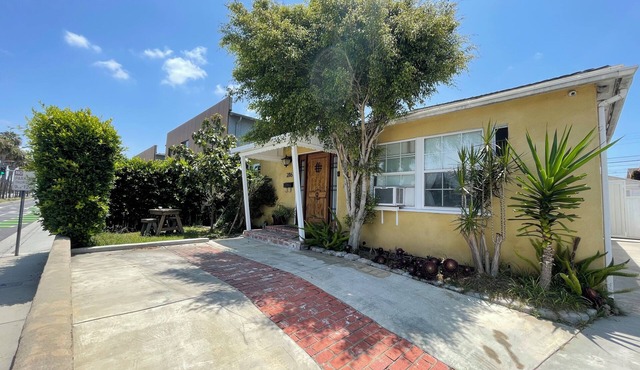 Charming 2-bedroom house, 1.7miles from Manhattan beach pier with WiFi, AC in Redondo Beach