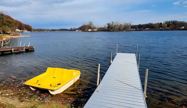 Charming 3 bed Lake house in wonderful Dowling with AC, WiFi, dock, and Kayaks. in dowling