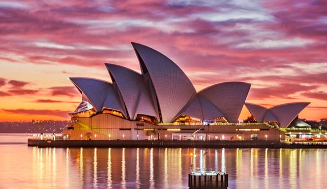 Charming 3-Bedroom Apartment with Harbour View, 900m Stroll to Harbour Bridge