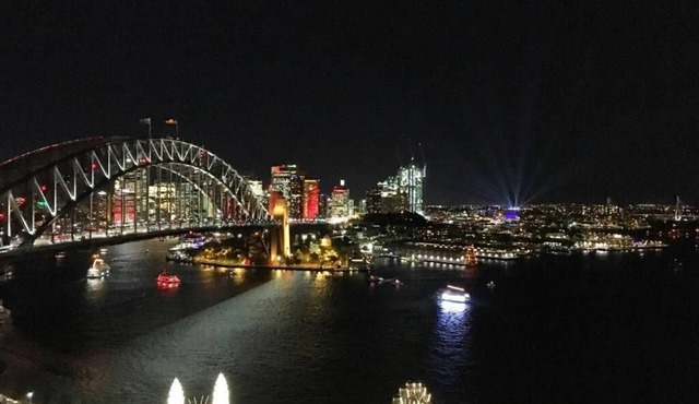 Charming 3-Bedroom Apartment with Harbour View, 900m Stroll to Harbour Bridge