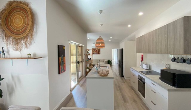 Charming Beach Getaway -Tucked away in Valla beach is the charming home that has a unique private ba
