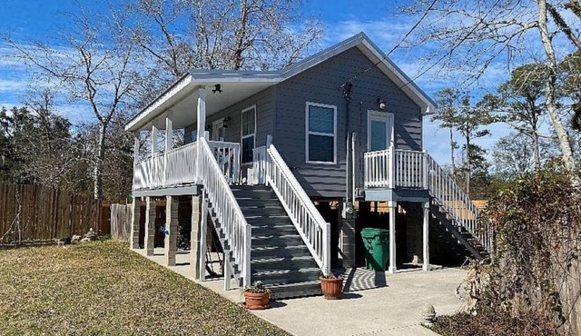 Charming cottage a block from the Lakefront. Walk to restaurants and shopping. in Mandeville