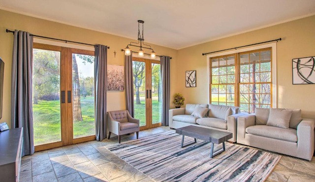 Charming Gainesville Retreat: Barn, Horses Welcome in Gainesville