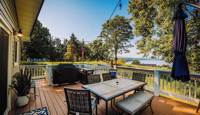Charming lakeside retreat with serene views, cozy interiors, spacious deck, and lush outdoor spaces. in Dublin
