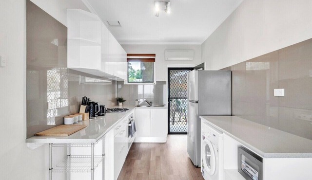 Charming Modern Retreat with Scenic View, Burnside in Burnside