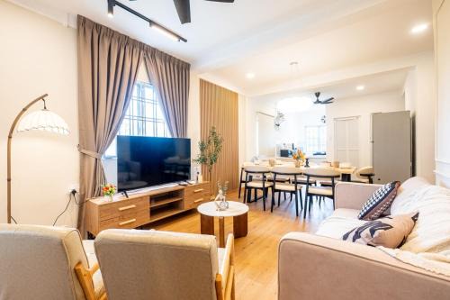 Charming OUG Bungalow 6BR Cozy Family Escape plus Baby Cot