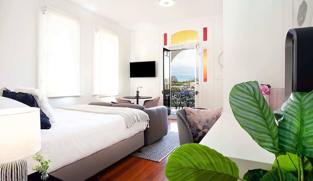 Charming Studio With Balcony in Inner-City Glebe