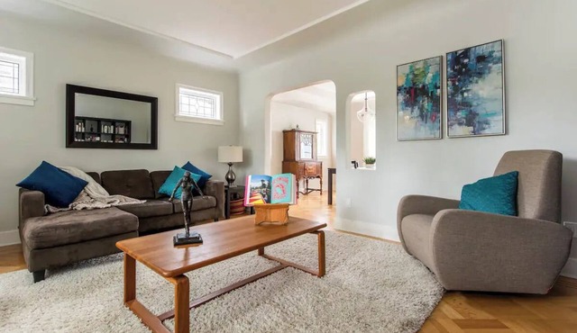 Charming Vancouver 5BR Family Home w/Garden, Deck & Parking. Sleeps 12 in Vancouver