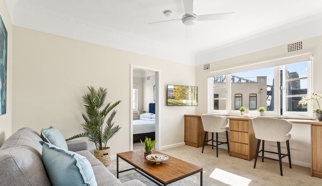 Chic 1-Bed with Glimpses of the Harbour Bridge
