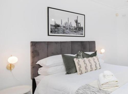 Chic 2BR Home with Backyard - Steps from Queen Vic Market