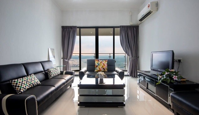 Chic 3BR in Danga Bay with Water Views & Parking