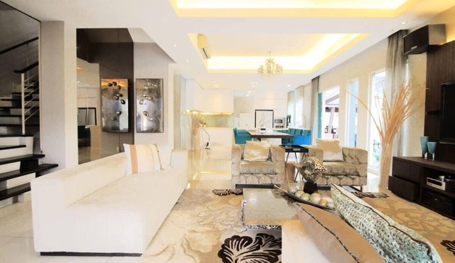 Chic 4BR Oasis With Gazebo, Your Dream Getaway