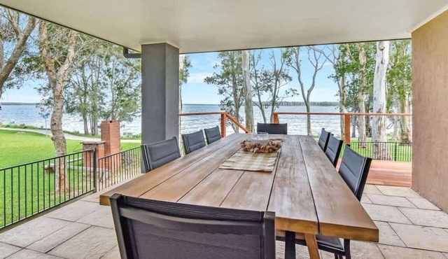 ChrisTony 5 Bdrm Waterfrnt Cottage