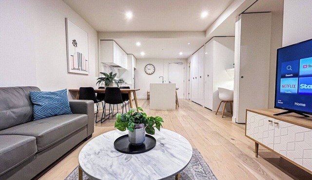 Close to Mel Uni 2BR2BA parking+ Balcony+wifi in North Melbourne