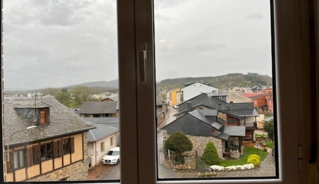 Comfortable 2bed flat, charming village, river swimming pools, near Ponferrada. in Vega de Espinareda