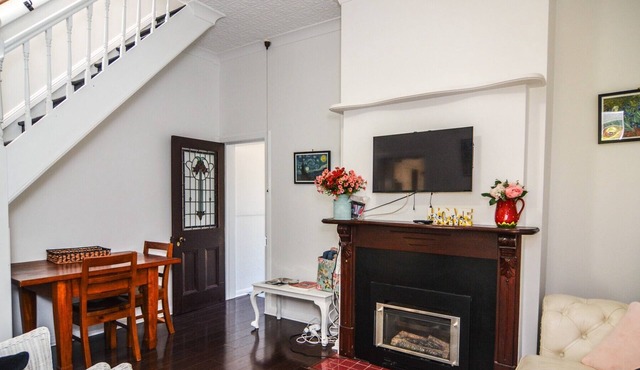 Comfortable Victorian Terrace close to shops