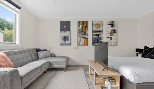 Comfy Central Studio with Rooftop Pool & Gym