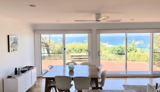 Comfy, completely refurbished family beach house with ocean views & walk to beac in Macmasters Beach