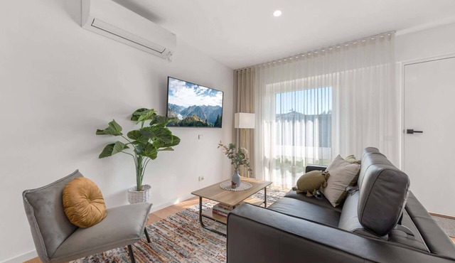 Comfy Studio with Shared Backyard near Racecourse in Carnegie