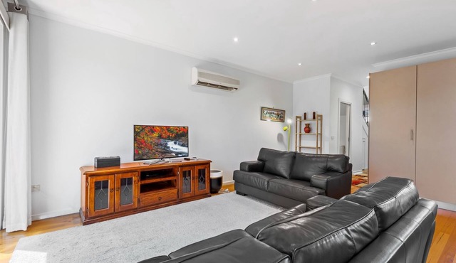 Convenient & Quiet 2-Bed by Shops and Airport