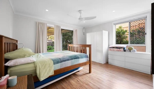 Conveniently Located Unit With A Pool in Molendinar