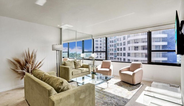 Corner 2BD Beach Resort condo 921 in Miami Beach