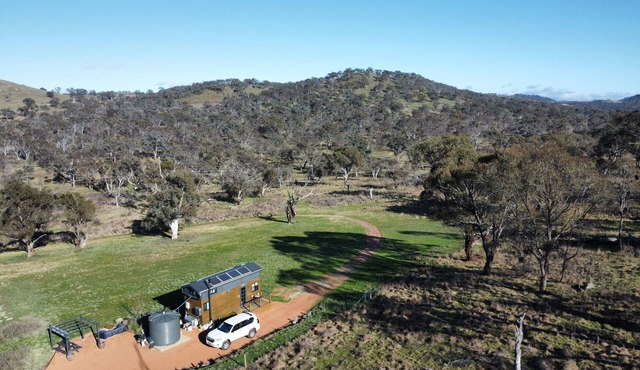 Cosy Tiny house offering country privacy with city convenience.