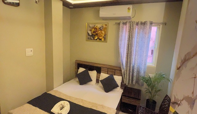 Cozy 1-0 bedroom hotel with AC, WiFi in Varanasi near ganges
